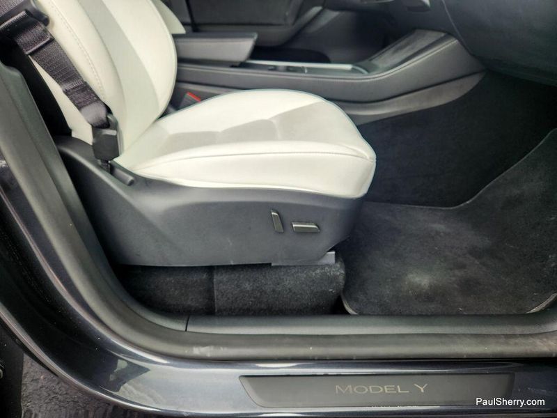 2024 Tesla Model Y Long RangeImage 34