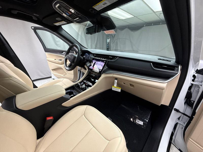 New 2025 Jeep Grand Cherokee Limited 4x4Image 21