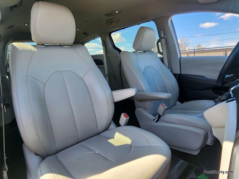 2017 Chrysler Pacifica Touring-L PlusImage 32