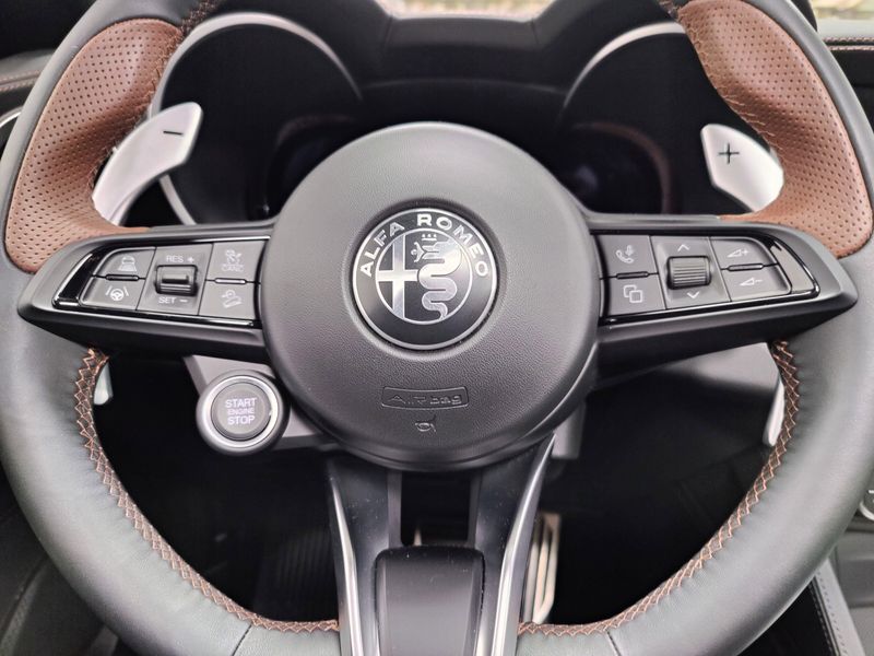 Used 2025 Alfa Romeo Stelvio Intensa AWD w/Sunroof/NavImage 33