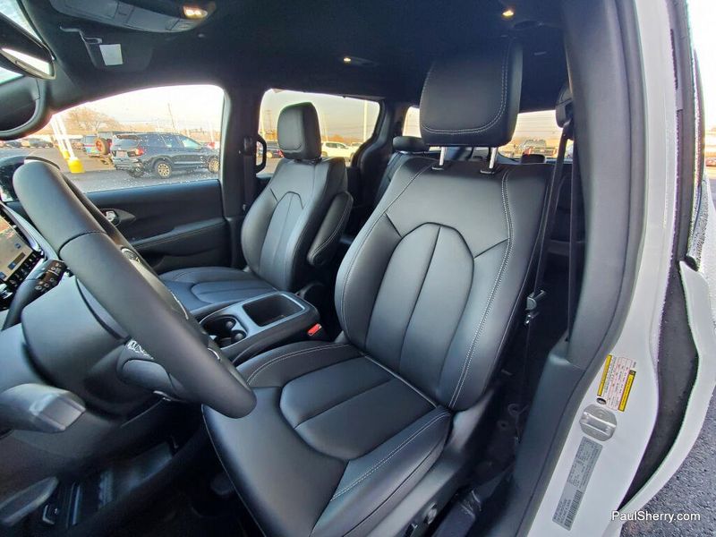 New 2026 Chrysler Pacifica Select