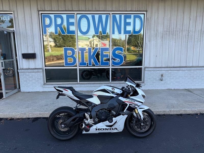 2025 Honda CBR1000RRImage 1