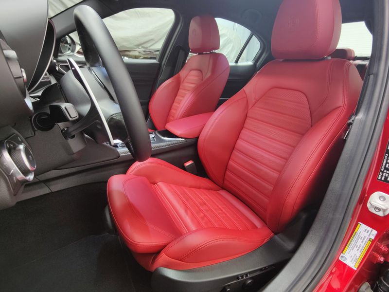 Used 2024 Alfa Romeo Giulia Quadrifoglio Carbon w/Activ Asst PlusImage 10