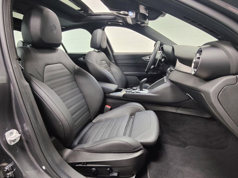 2024 Alfa Romeo Giulia Veloce AWD w/Sunroof/NavImage 5