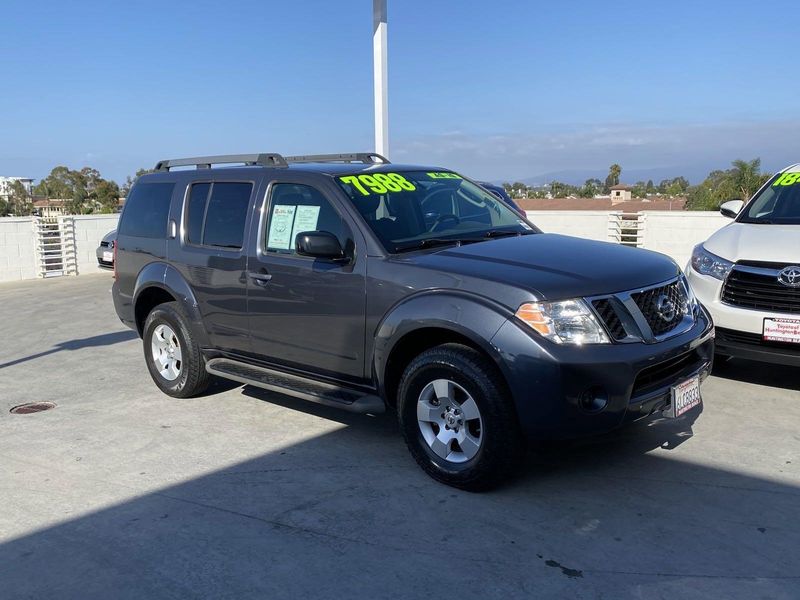 2010 Nissan Pathfinder SEImage 2