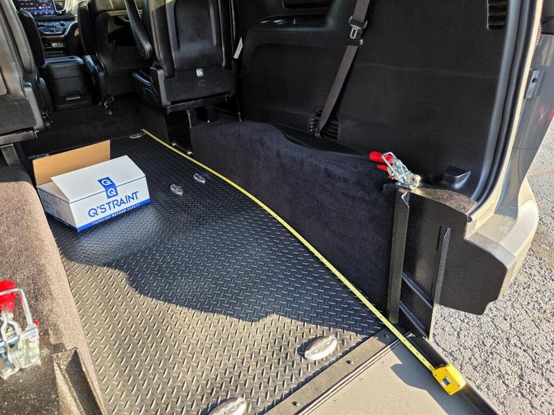 Used 2025 Chrysler Pacifica Select
