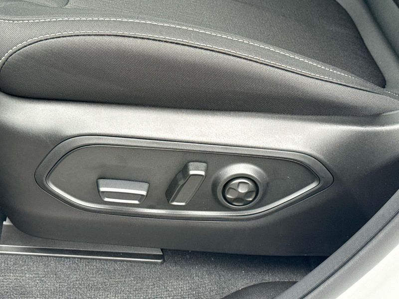 New 2026 Jeep Grand Cherokee Laredo 4x2