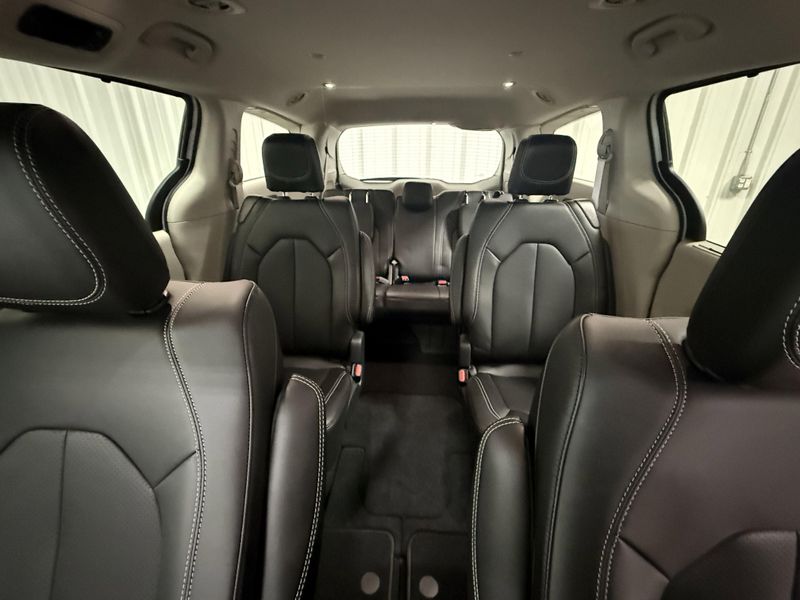 Used 2024 Chrysler Pacifica Touring LImage 23