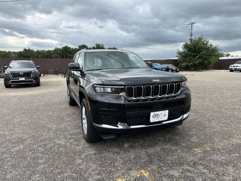 2024 Jeep Grand Cherokee L Laredo X 4x4Image 2