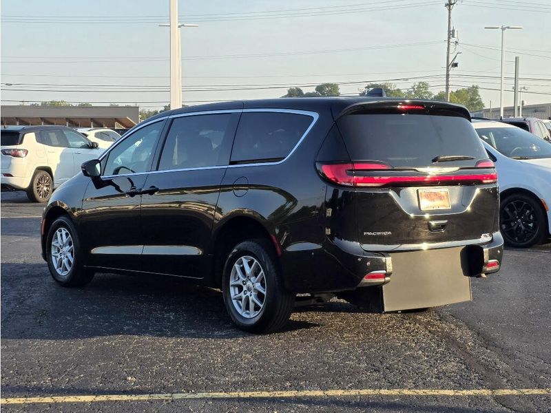 Used 2025 Chrysler Pacifica Select