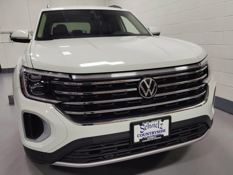 Used 2025 Volkswagen Atlas SE AWD w/TechnologyImage 2