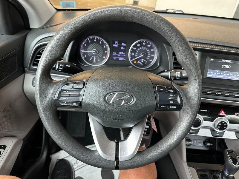 2019 Hyundai Elantra SEImage 2