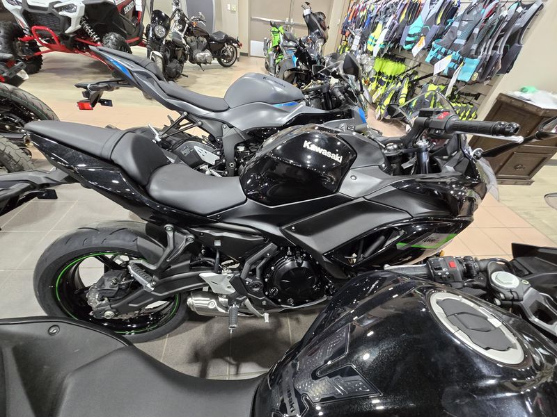 2025 Kawasaki NINJA 650 METALLIC SPARK BLACK AND METALLIC FLAT SPARK BLACKImage 3