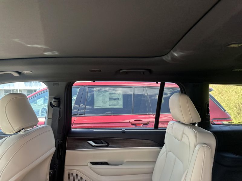 New 2025 Jeep Grand Cherokee L Limited 4x4Image 24