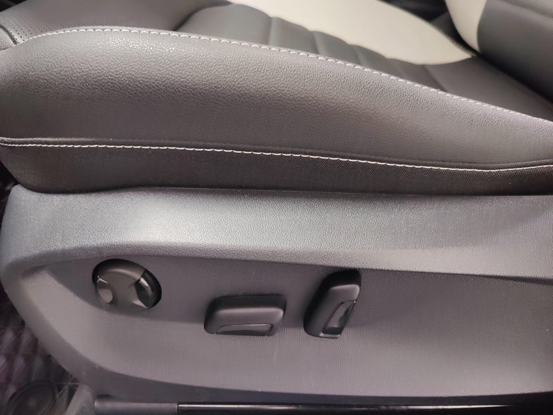 Used 2025 Volkswagen Taos SEL AWD w/Sunroof & NavImage 15