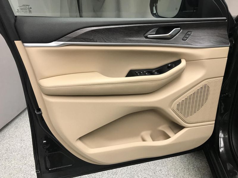 Used 2023 Jeep Grand Cherokee L LimitedImage 3