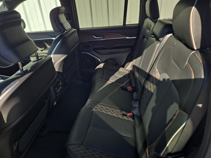 2025 Jeep Grand Cherokee Summit photo 6