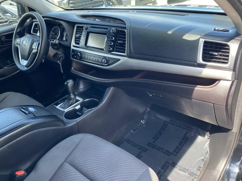 Used 2018 Toyota Highlander LEImage 9