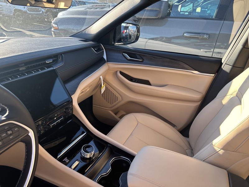 New 2025 Jeep Grand Cherokee L Limited 4x4Image 30