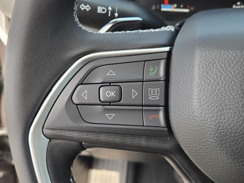 New 2026 Jeep Grand Cherokee Laredo 4x2