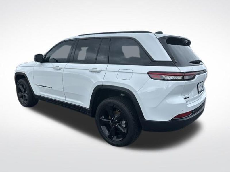 2024 Jeep Grand Cherokee Laredo Altitude X photo 3