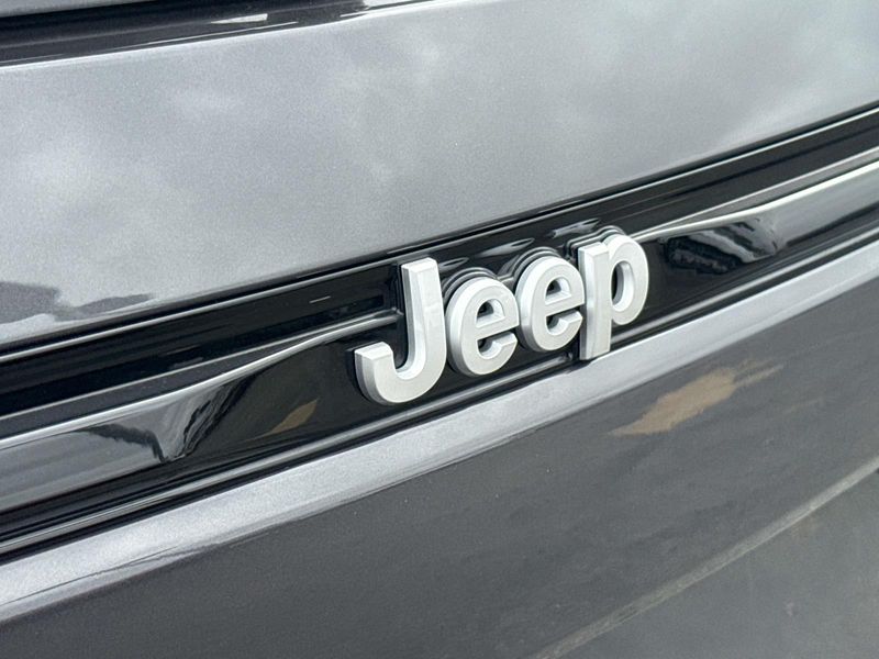 New 2026 Jeep Grand Cherokee Laredo X 4x2