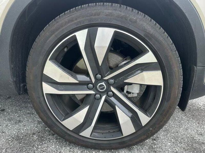 2024 Volvo XC40 Plus Bright Theme