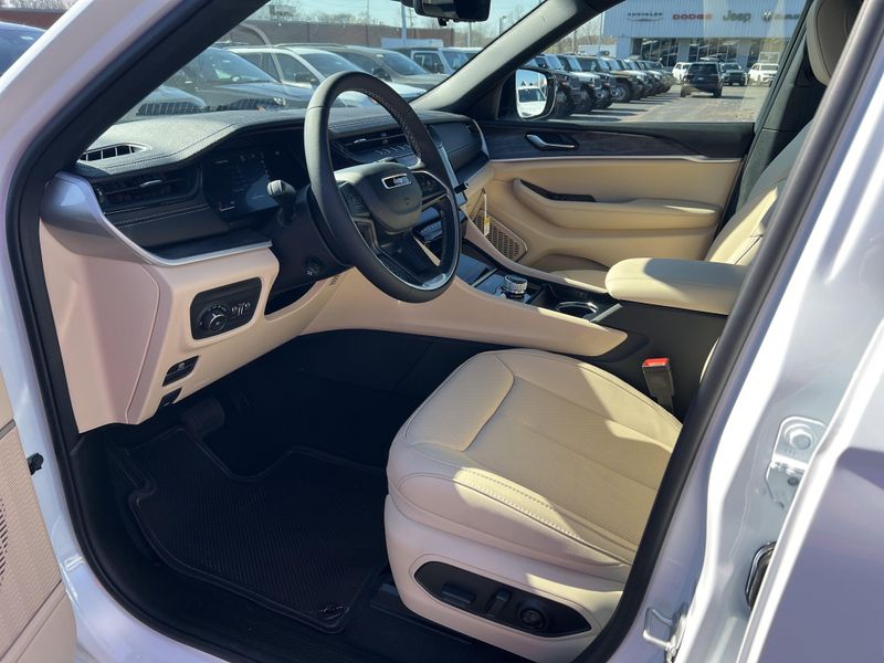 New 2026 Jeep Grand Cherokee L Limited 4x4Image 13