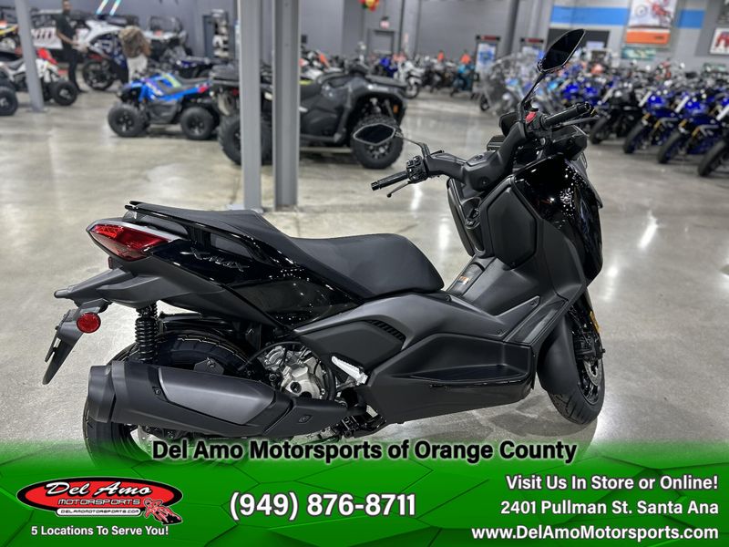 2025 Yamaha Xmax Image 3