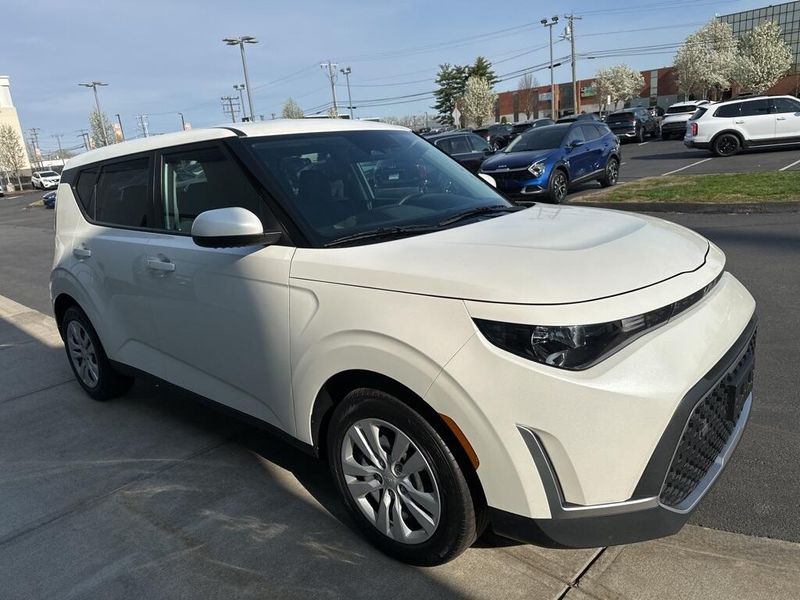 2023 Kia Soul LXImage 3
