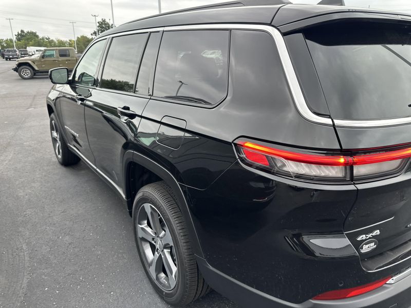 New 2025 Jeep Grand Cherokee L Limited 4x4Image 10