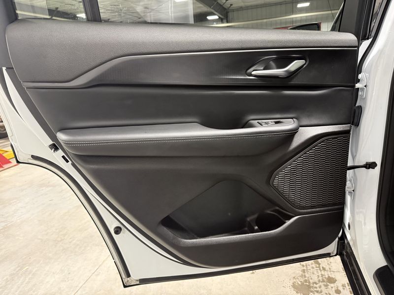 Used 2024 Jeep Grand Cherokee L LaredoImage 22