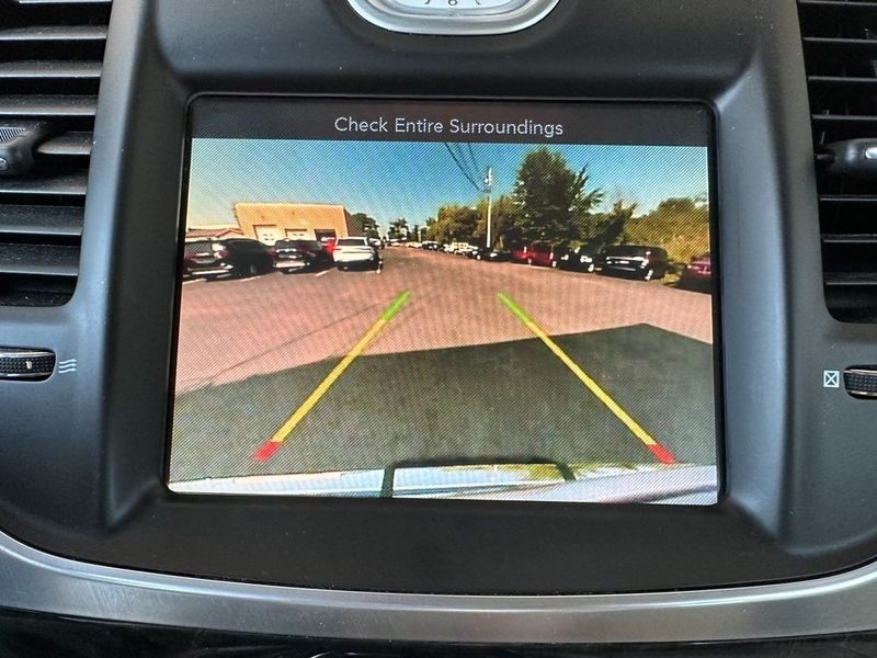 2016 Chrysler 300C BaseImage 7