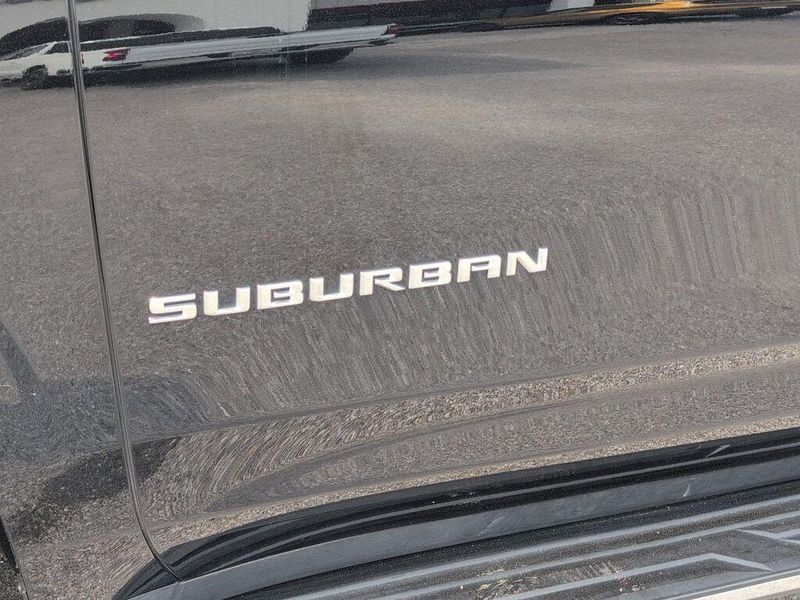 2023 Chevrolet Suburban LTImage 10
