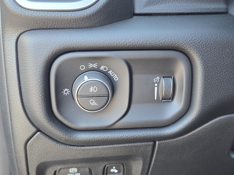 New 2026 RAM 1500 Big Horn Crew Cab 4x2 5'7' Box