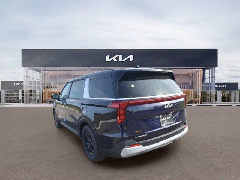 New 2027 Kia Carnival LXSImage 6