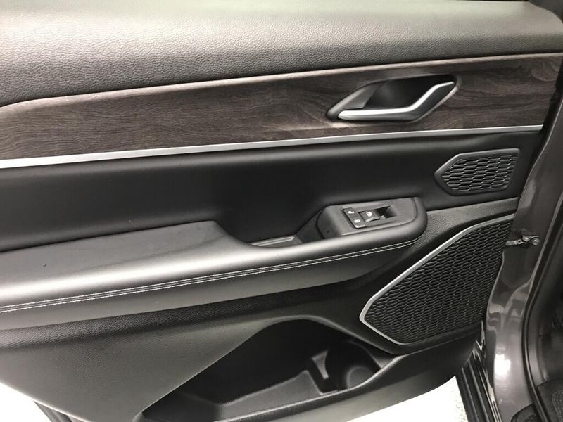 Used 2023 Jeep Grand Cherokee L LimitedImage 14