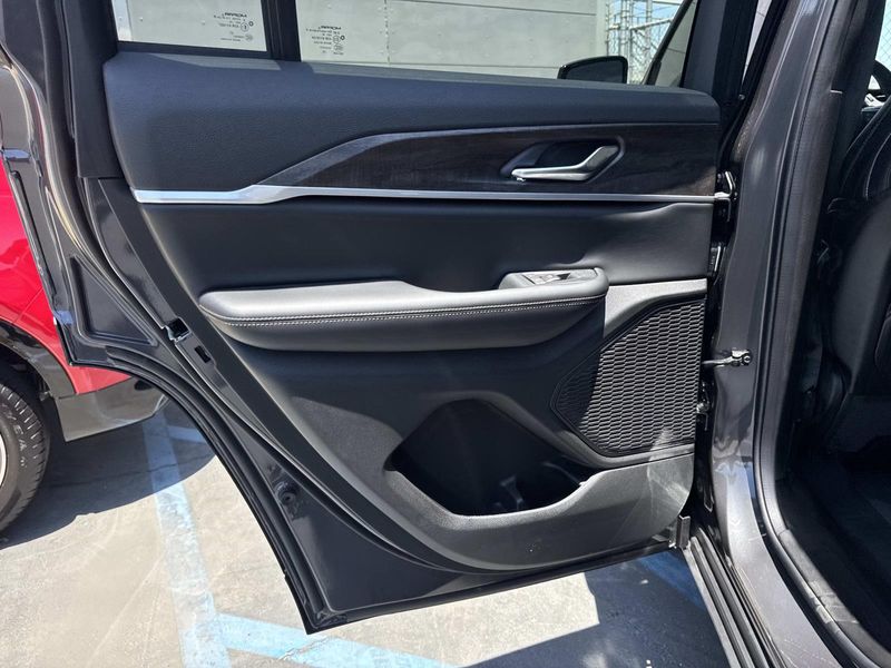New 2026 Jeep Grand Cherokee Laredo Altitude 4x2