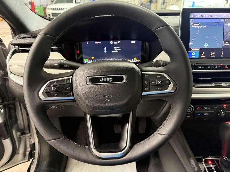 Used 2025 Jeep Compass LimitedImage 20