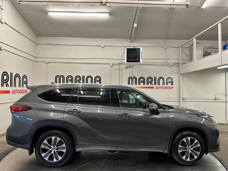 2021 Toyota Highlander XLE photo 8