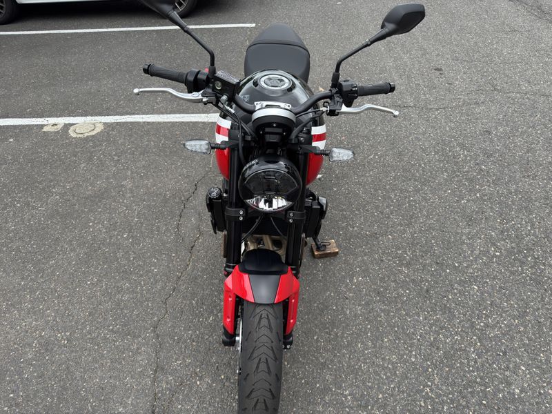 2025 Triumph Trident 660 - DIABLO RED - SAPPHIRE BLACK 