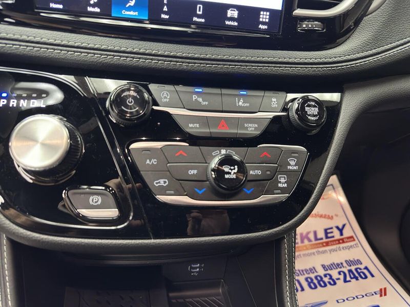 New 2027 Chrysler Pacifica Limited AwdImage 13