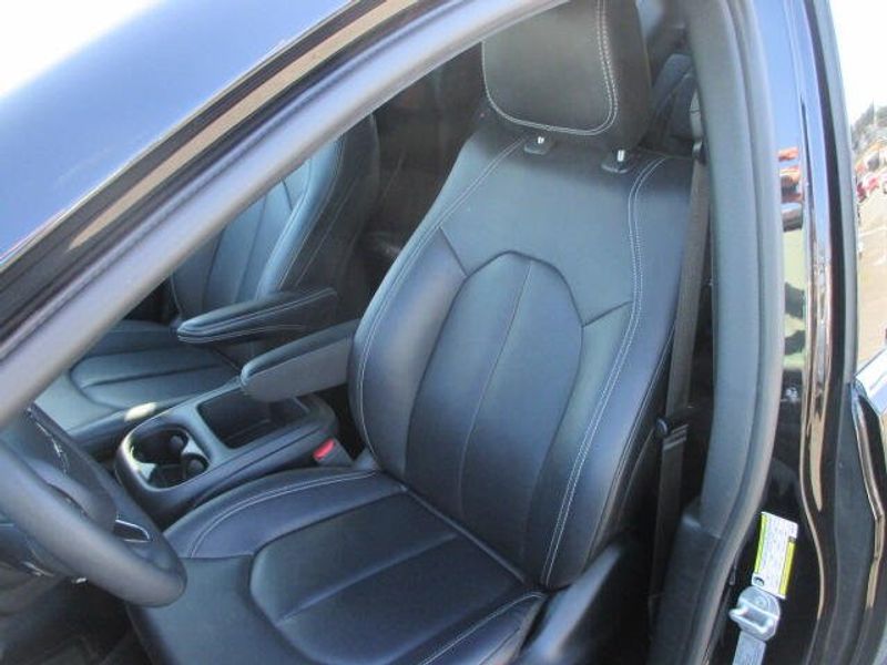 Used 2025 Chrysler Pacifica SelectImage 15
