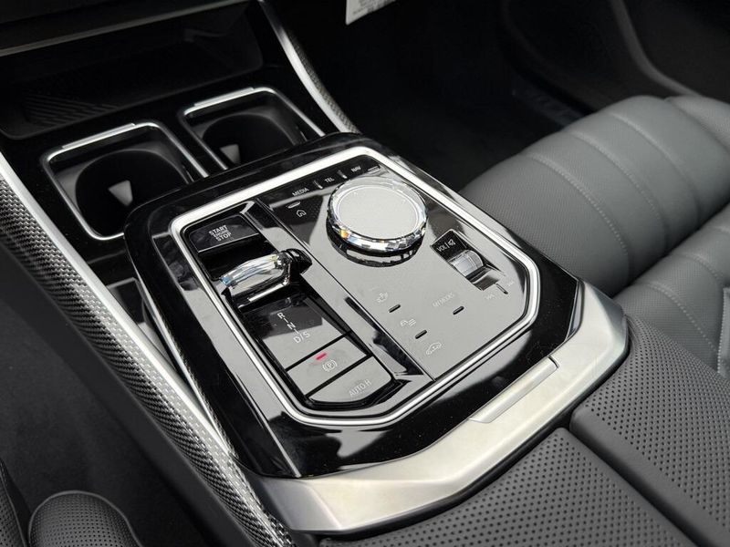 2025 BMW 7 Series 750e xDriveImage 24