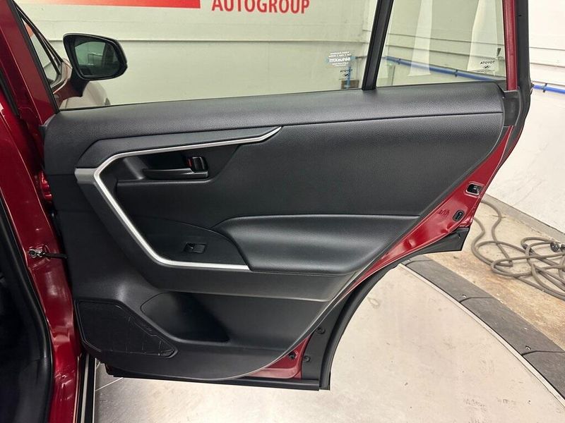 2022 Toyota RAV4 LE photo 16