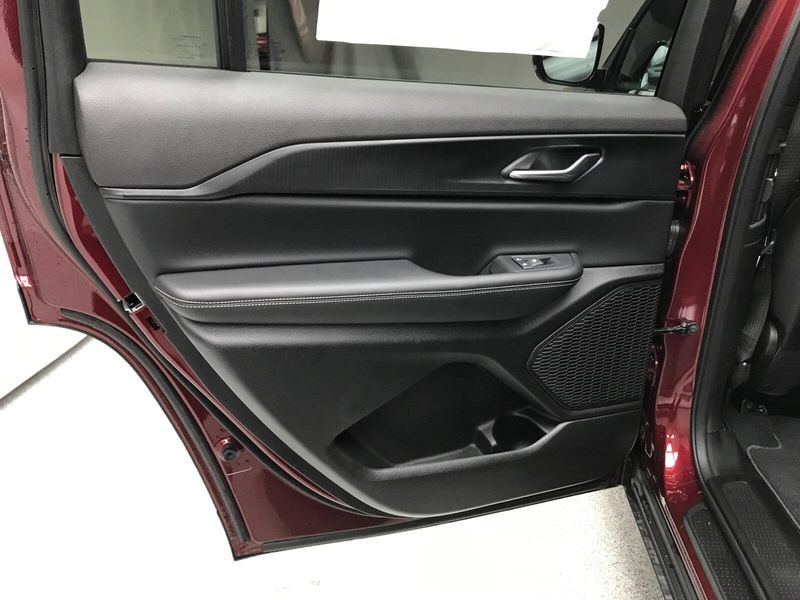 New 2025 Jeep Grand Cherokee L Altitude X 4x4Image 7