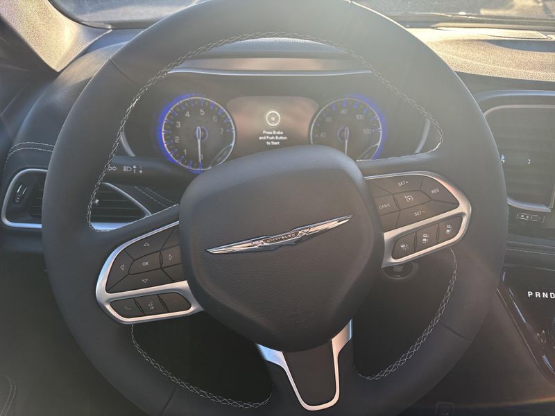 New 2026 Chrysler Pacifica SelectImage 26