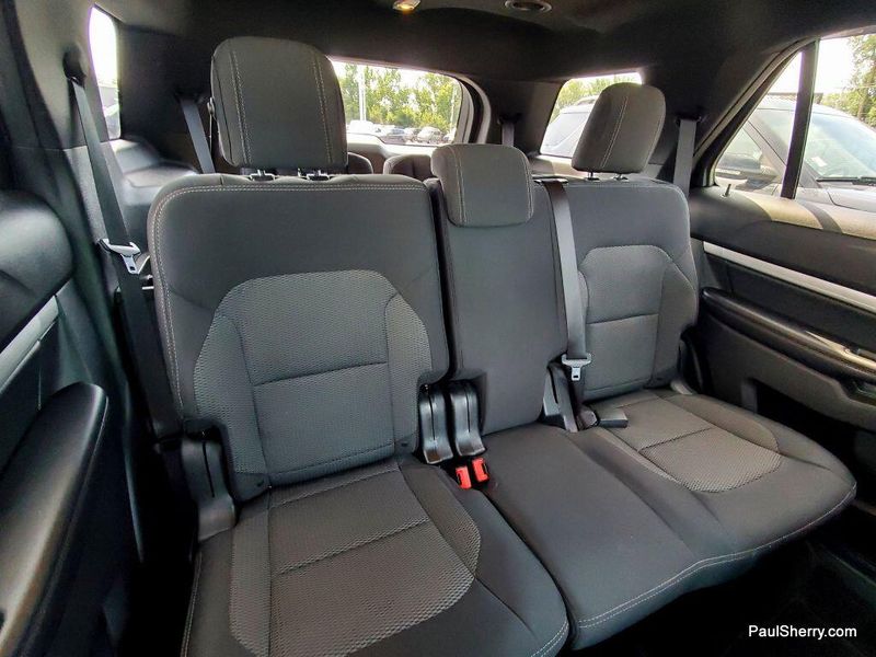 Used 2017 Ford Explorer XLTImage 4
