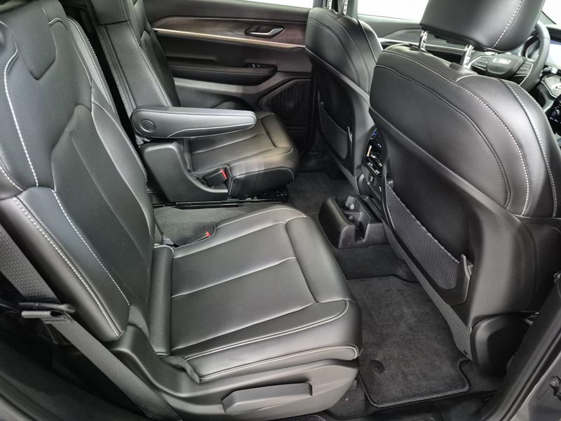 2025 Jeep Grand Cherokee L Limited 4x4Image 8