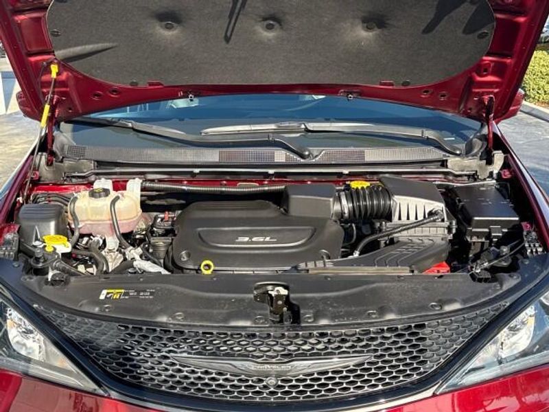 2019 Chrysler Pacifica Touring L photo 24